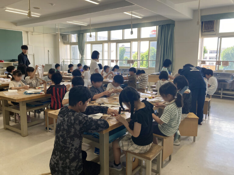 和光小学校で大工の出前授業を行いました。