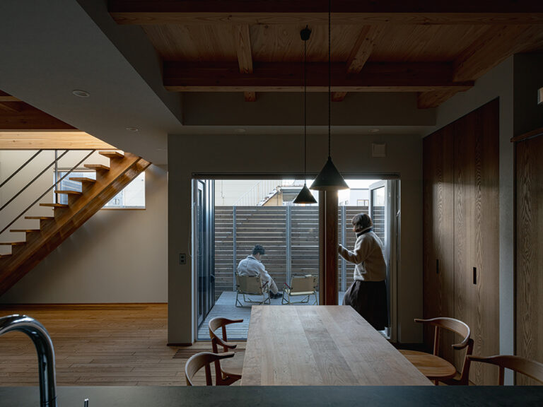 【札幌市東区】プライバシーを守るウッドデッキと効率的な家事動線を実現する土間収納