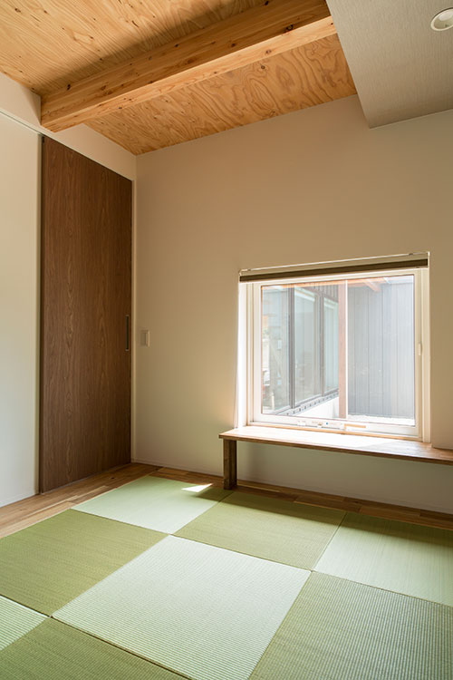 1階左奥にある和室。床に座りながら中庭を眺められる高さに窓を配置している