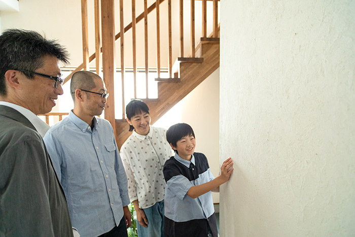 1階の壁の一部は、新築時にご家族で塗った。時が経っても、楽しかった思い出とともにずっと残りつづける場所