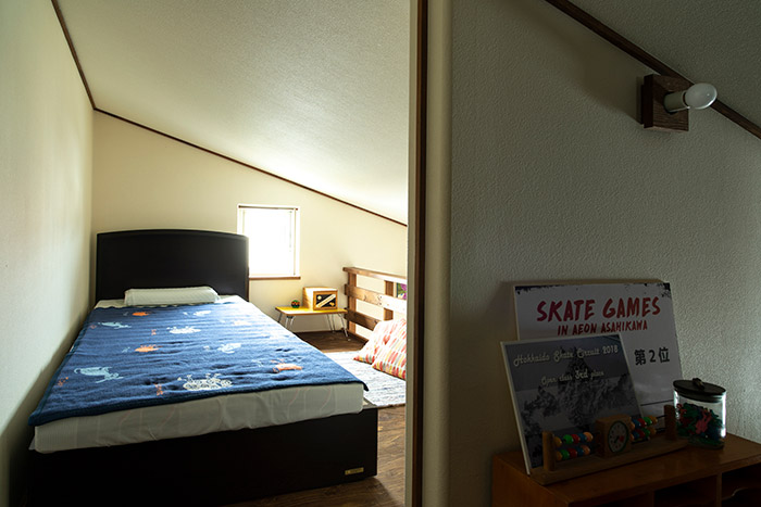 2階のキッチンから子ども部屋の上にかけてロフトが設けられている。写真は子ども部屋の上の様子