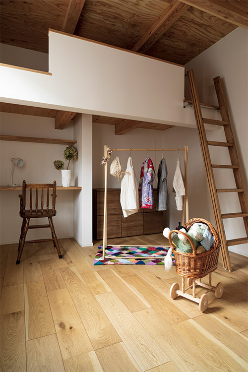 2階の子ども部屋にはロフトを設け、その下をデスクと収納のスペースとしている